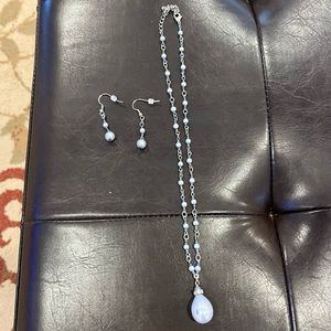 Beautiful and elegant set of necklace and earrings.